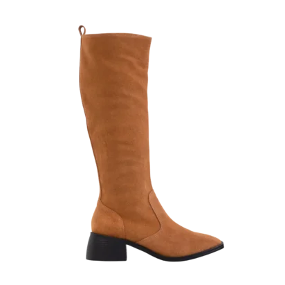 Bottes Paris en suède camel de Poema Paris, élégantes et confortables, en cuir suède de qualité supérieure pour un style intemporel et raffiné.