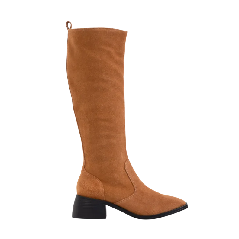 Bottes Paris en suède camel de Poema Paris, élégantes et confortables, en cuir suède de qualité supérieure pour un style intemporel et raffiné.