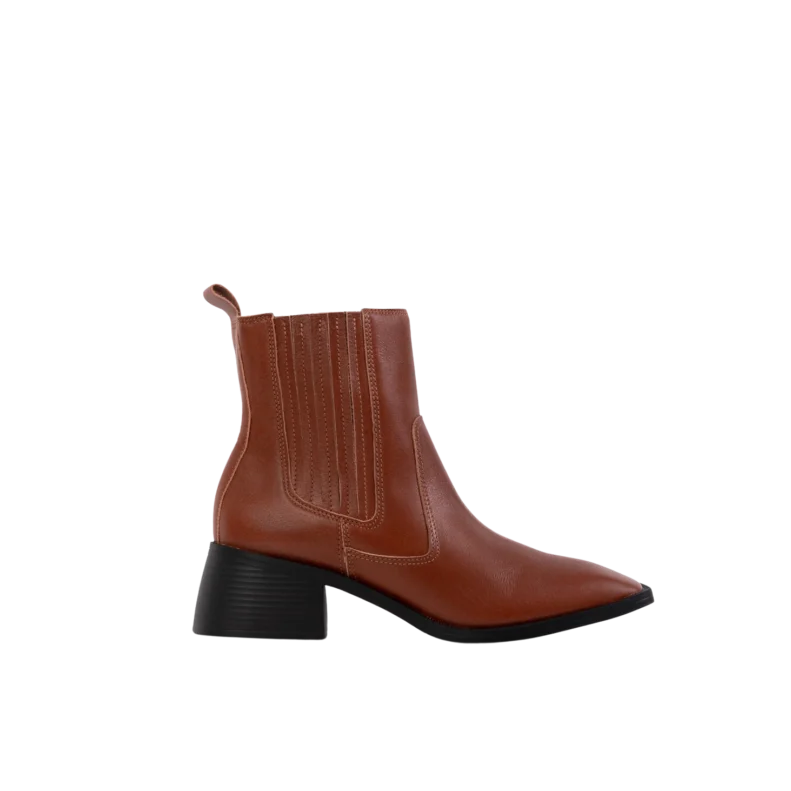 Vue latérale des Bottines Naples en cuir cognac de Poema Paris, design intemporel et éco-responsable pour femmes modernes.