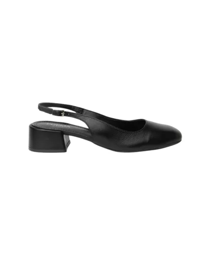Escarpin slingback pour femme en cuir noir lisse certifié LWG, avec bout rond légèrement structuré, talon bloc bas et stable et bride arrière réglable avec boucle métallique. Un modèle élégant, confortable et durable, parfait pour un usage quotidien ou professionnel.