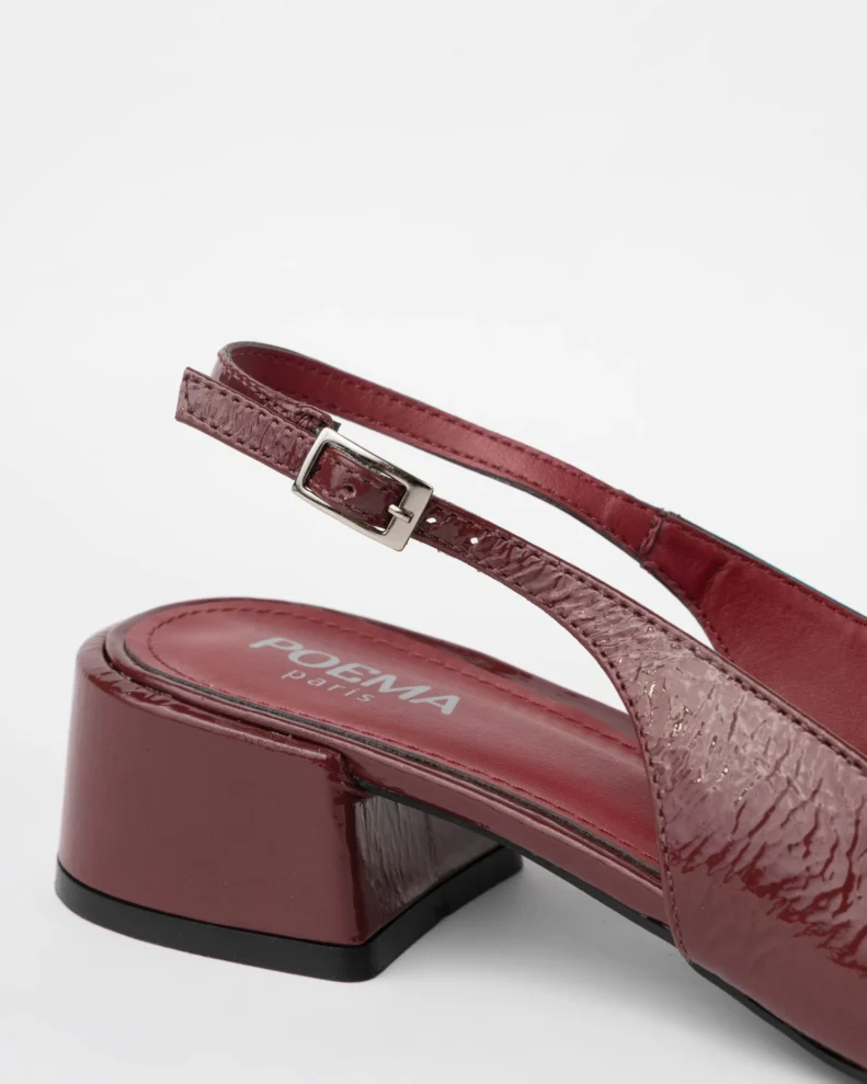 Escarpin slingback pour femme en cuir verni bordeaux lisse certifié LWG, avec bout rond légèrement structuré, talon bloc bas et stable d’environ 3,5 cm, et bride arrière réglable avec boucle métallique. Un modèle élégant, confortable et durable, parfait pour un usage quotidien ou professionnel.