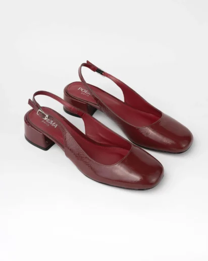 Escarpin slingback pour femme en cuir verni bordeaux lisse certifié LWG, avec bout rond légèrement structuré, talon bloc bas et stable d’environ 3,5 cm, et bride arrière réglable avec boucle métallique. Un modèle élégant, confortable et durable, parfait pour un usage quotidien ou professionnel.