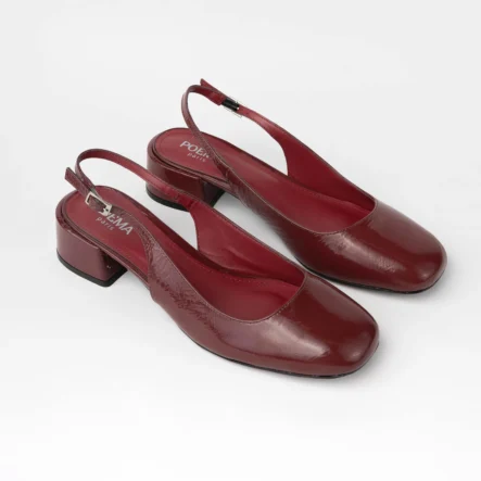 Escarpin slingback pour femme en cuir verni bordeaux lisse certifié LWG, avec bout rond légèrement structuré, talon bloc bas et stable d’environ 3,5 cm, et bride arrière réglable avec boucle métallique. Un modèle élégant, confortable et durable, parfait pour un usage quotidien ou professionnel.