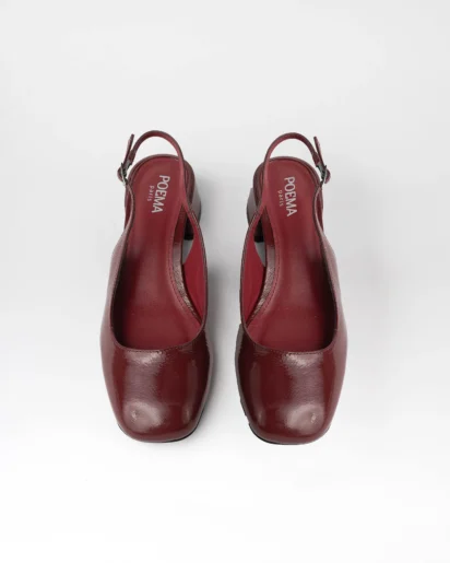 Escarpin slingback pour femme en cuir verni bordeaux lisse certifié LWG, avec bout rond légèrement structuré, talon bloc bas et stable d’environ 3,5 cm, et bride arrière réglable avec boucle métallique. Un modèle élégant, confortable et durable, parfait pour un usage quotidien ou professionnel.