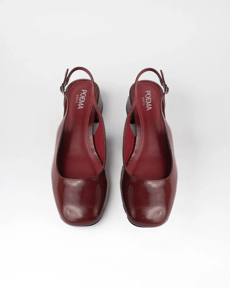 Escarpin slingback pour femme en cuir verni bordeaux lisse certifié LWG, avec bout rond légèrement structuré, talon bloc bas et stable d’environ 3,5 cm, et bride arrière réglable avec boucle métallique. Un modèle élégant, confortable et durable, parfait pour un usage quotidien ou professionnel.