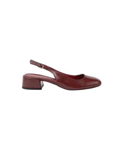 Escarpin slingback pour femme en cuir verni bordeaux lisse certifié LWG, avec bout rond légèrement structuré, talon bloc bas et stable d’environ 3,5 cm, et bride arrière réglable avec boucle métallique. Un modèle élégant, confortable et durable, parfait pour un usage quotidien ou professionnel.