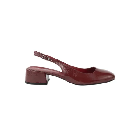 Escarpin slingback pour femme en cuir verni bordeaux lisse certifié LWG, avec bout rond légèrement structuré, talon bloc bas et stable d’environ 3,5 cm, et bride arrière réglable avec boucle métallique. Un modèle élégant, confortable et durable, parfait pour un usage quotidien ou professionnel.