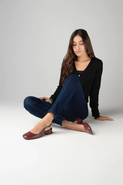 Escarpin slingback pour femme en cuir verni bordeaux lisse certifié LWG, avec bout rond légèrement structuré, talon bloc bas et stable d’environ 3,5 cm, et bride arrière réglable avec boucle métallique. Un modèle élégant, confortable et durable, parfait pour un usage quotidien ou professionnel.