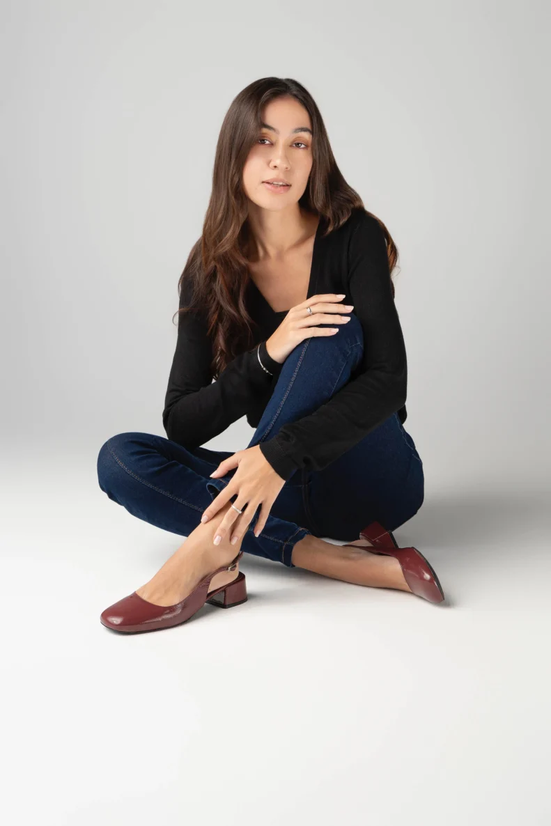 Escarpin slingback pour femme en cuir verni bordeaux lisse certifié LWG, avec bout rond légèrement structuré, talon bloc bas et stable d’environ 3,5 cm, et bride arrière réglable avec boucle métallique. Un modèle élégant, confortable et durable, parfait pour un usage quotidien ou professionnel.