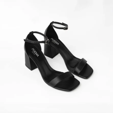 Capri – Sandales en cuir noir à talon bloc et bout carré : élégantes et minimalistes, ces sandales en cuir certifié LWG offrent stabilité, confort et style grâce à leur talon bloc et leur bout carré résolument moderne.