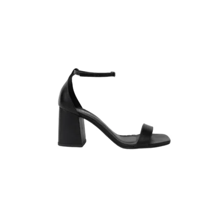 Capri – Sandales en cuir noir à talon bloc et bout carré : élégantes et minimalistes, ces sandales en cuir certifié LWG offrent stabilité, confort et style grâce à leur talon bloc et leur bout carré résolument moderne.