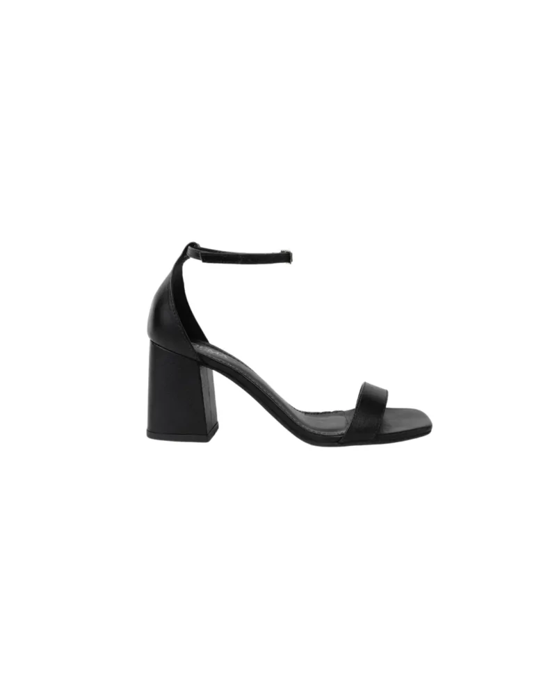 Capri – Sandales en cuir noir à talon bloc et bout carré : élégantes et minimalistes, ces sandales en cuir certifié LWG offrent stabilité, confort et style grâce à leur talon bloc et leur bout carré résolument moderne.