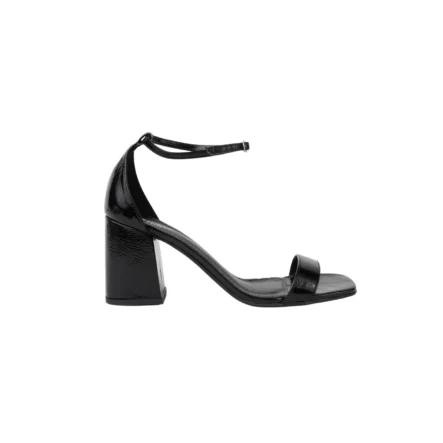 Capri – Sandales en cuir noir verni à talon bloc et bout carré : élégantes et minimalistes, ces sandales en cuir certifié LWG offrent stabilité, confort et style grâce à leur talon bloc et leur bout carré résolument moderne.