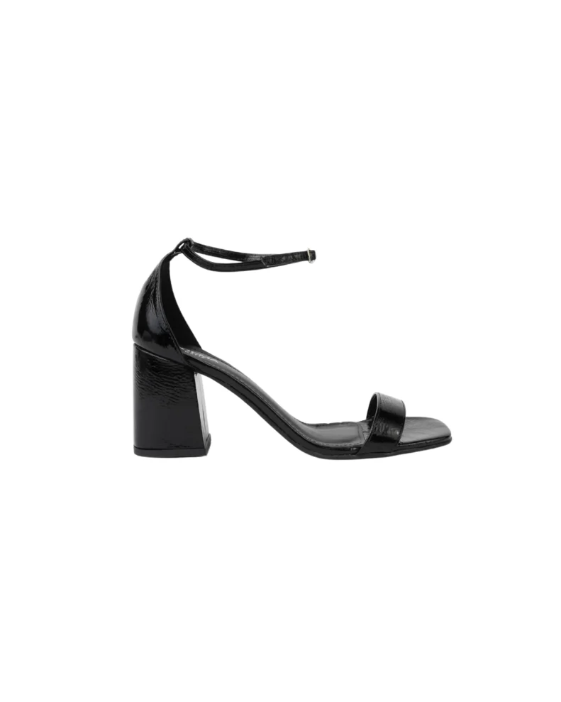 Capri – Sandales en cuir noir verni à talon bloc et bout carré : élégantes et minimalistes, ces sandales en cuir certifié LWG offrent stabilité, confort et style grâce à leur talon bloc et leur bout carré résolument moderne.