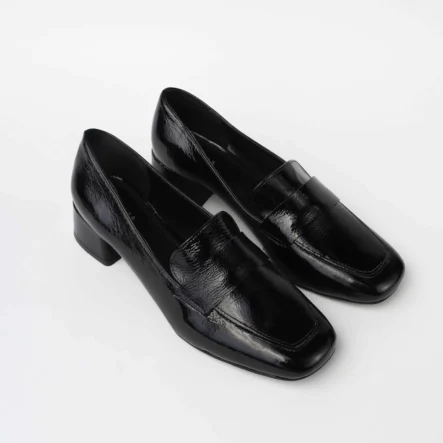 Sevilla – Mocassins en cuir verni noir à talon bas en cuir souple certifié LWG, confortables et élégants pour un style urbain intemporel.