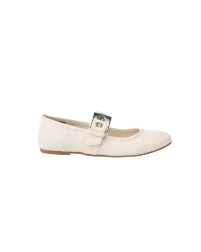 Babies en cuir blanc lisse avec bride vernie et boucle métallique argentée, modèle Toulouse au style rétro chic et écoresponsable.