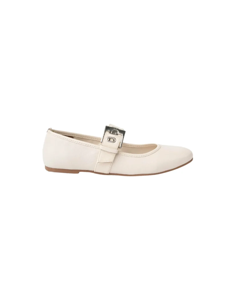 Babies en cuir blanc lisse avec bride vernie et boucle métallique argentée, modèle Toulouse au style rétro chic et écoresponsable.