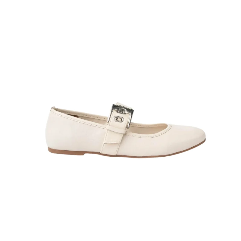 Babies en cuir blanc lisse avec bride vernie et boucle métallique argentée, modèle Toulouse au style rétro chic et écoresponsable.