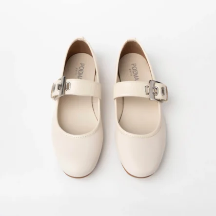 Babies en cuir blanc lisse avec bride vernie et boucle métallique argentée, modèle Toulouse au style rétro chic et écoresponsable.