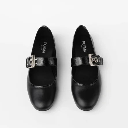 Babies en cuir noir lisse avec bride vernie et boucle métallique argentée, modèle Toulouse au style rétro chic et écoresponsable.