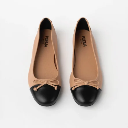 Les ballerines en cuir noir et beige bout rond à nœud São Paulo incarnent l’élégance contemporaine tout en restant fidèles aux codes du confort et de la durabilité. Un essentiel revisité pour sublimer vos pas au quotidien.