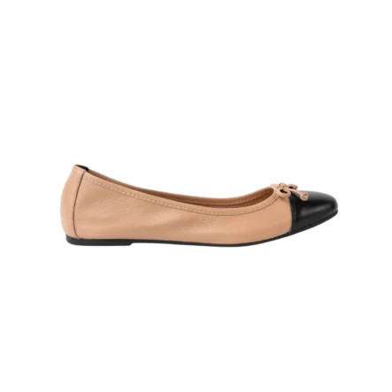 Les ballerines en cuir noir et beige bout rond à nœud São Paulo incarnent l’élégance contemporaine tout en restant fidèles aux codes du confort et de la durabilité. Un essentiel revisité pour sublimer vos pas au quotidien.