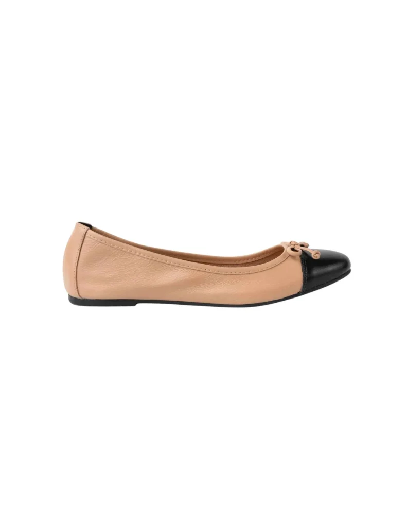 Les ballerines en cuir noir et beige bout rond à nœud São Paulo incarnent l’élégance contemporaine tout en restant fidèles aux codes du confort et de la durabilité. Un essentiel revisité pour sublimer vos pas au quotidien.
