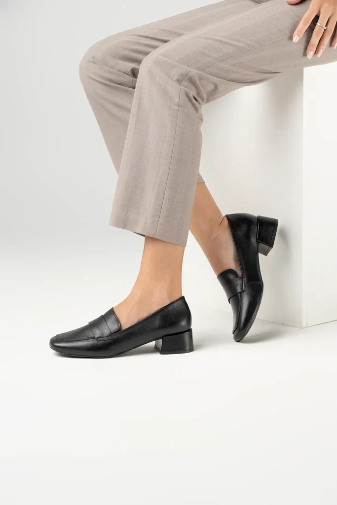 Mocassins en cuir noir à talon bas | Séville